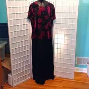 Algo sz 20 gown - black with red floral 5866